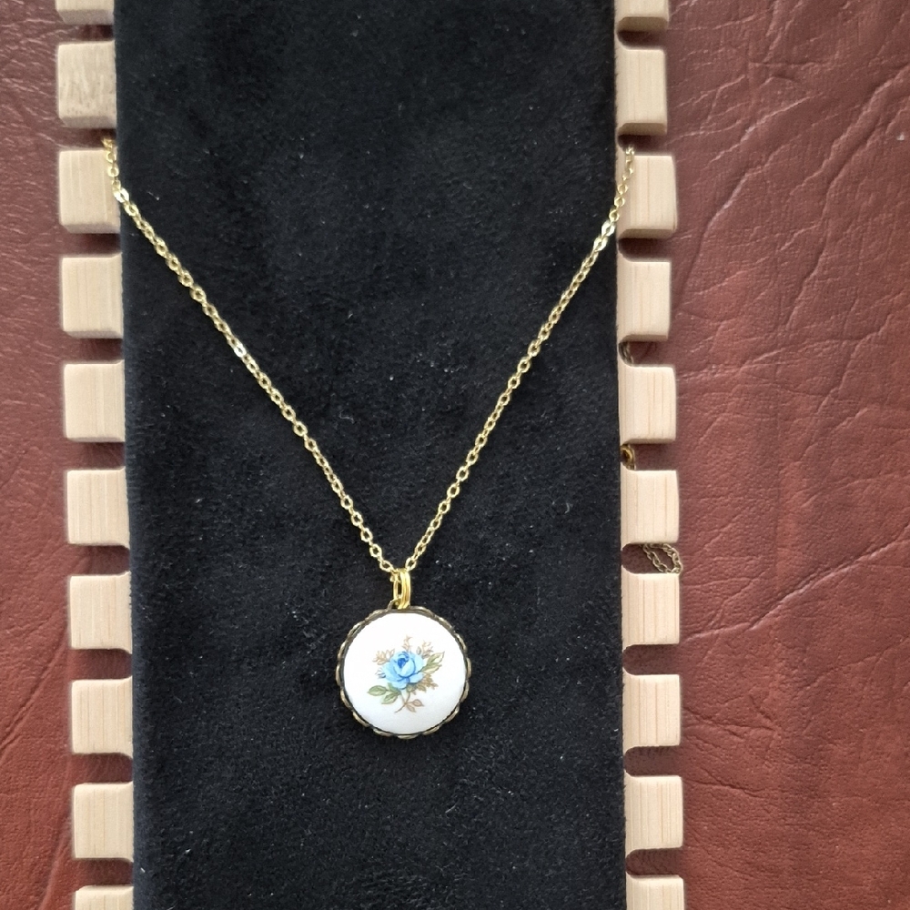 NWOT! Handmade Dainty Gold Tone and Floral Pendant Necklace On A Long Chain!